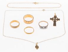 A mixed group of jewellery, including a 9ct gold wide textured patterned wedding band, UK hallmarks,