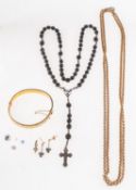 A mixed group of jewellery, including a pair of 9ct gold drop earrings,