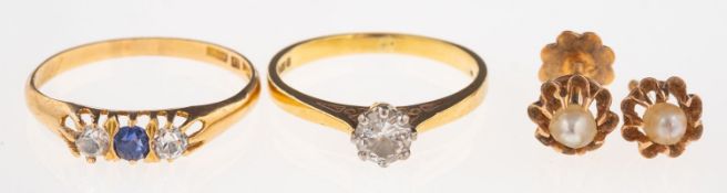 A small mixed group of jewellery,