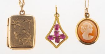 A mixed group of jewellery, including a 9ct gold rectangular locket with floral engraving to front,