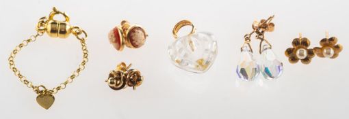 A mixed group of jewellery, including a clear heart shaped pendant,