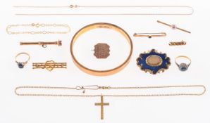 A mixed group of jewellery, including three damaged/broken brooches, all marked 9ct,