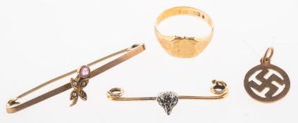 A mixed group of jewellery, including a 9ct gold signet ring, UK hallmark, size K1/2, 1.