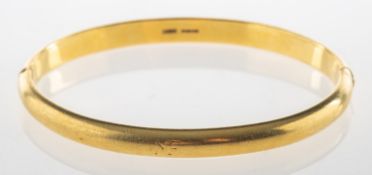 An 18ct gold bangle, 'D' shaped, hinged, UK hallmark, inner diameter approx. 6.