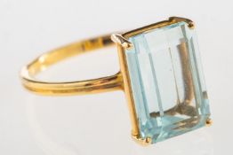 An aquamarine ring, claw set with a rectangular-cut aquamarine, approx. 5.