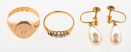 A small group of jewellery, including a signet ring, partial UK import mark for 375, size P, 4.