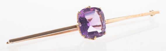 An amethyst bar brooch, claw set with a rectangular-cut amethyst, amethyst approx. 10.