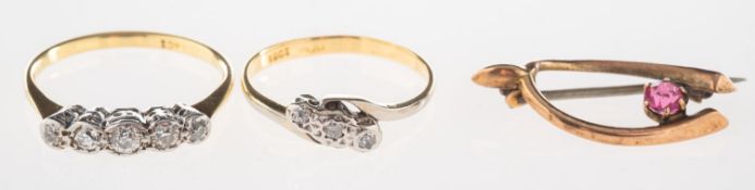 A small group of jewellery, including a three stone twist ring,
