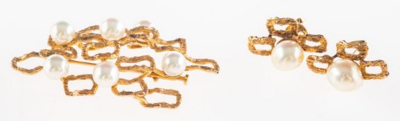 A pearl brooch and matching pearl earrings,