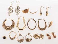 A mixed group of jewellery, including four odd 'gypsy' hoop earrings of various designs,