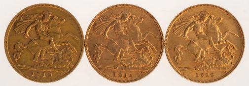 A group of three half sovereigns, including a 1910 Edward VII half sovereign, 4.