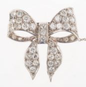 A diamond bow brooch, grain set with approx. 1.45 carats of brilliant-cut diamonds and approx. 0.