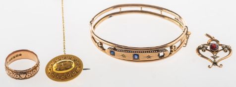 A mixed group of jewellery, including a Victorian openwork hinged bangle,