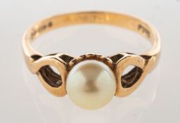 A 9ct gold pearl ring, set with a single cultured pearl, pearl approx. 6.