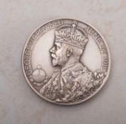 A 1911 coronation silver medallion, approx 8.9g.