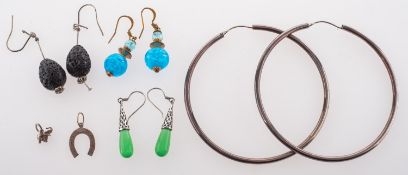 A mixed group of jewellery, including a