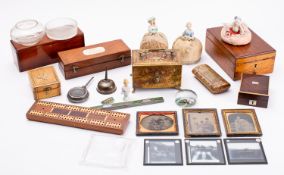 A mixed group of collectables. Comprisin