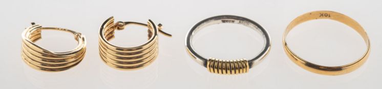 A mixed group of jewellery, including a
