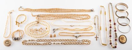 A mixed group of mainly antique and vint