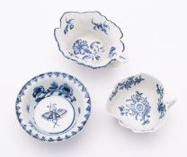A Lowestoft blue and white patty pan and two First Period Worcester pickle dishes the patty pan