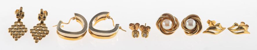 A mixed group of earrings, including a pair of diamond-shaped chain-link earrings,