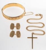 A mixed group of jewellery, including a hinged bangle with foliate carving to the front panel,