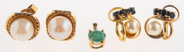 A mixed group of jewellery, including a small pendant set with a circular-cut emerald,