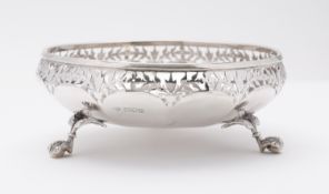 A George V silver bowl by Goldsmiths & Silversmiths Co Ltd, London 1914, of circular form,
