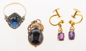 A small mixed group of jewellery, including a pair of drop earrings,