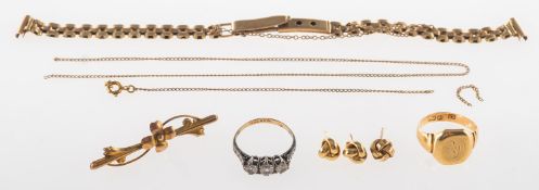 A mixed group of jewellery, including a signet ring with faint monogram, marked 15 .