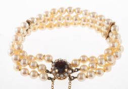 A triple row pearl bracelet, a triple row cultured pearl bracelet, pearls approx. 5.5mm to 6.