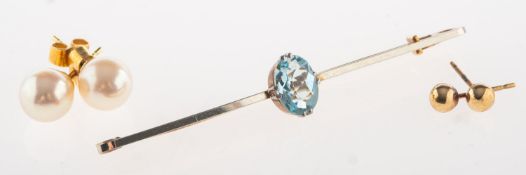 A small group of jewellery, including a bar brooch, claw set with an oval-cut aquamarine,