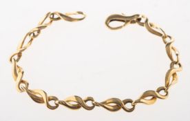 A 9ct gold bracelet, of figure of eight twist links, UK import mark 375, length approx. 19.5cm, 11.