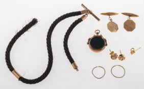 A mixed group of jewellery, including a 9ct gold bloodstone and carnelian swivel fob,