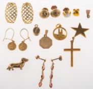 A mixed group of jewellery, including a pendant set with a star and cross,