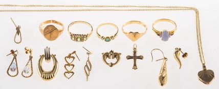 A mixed group of jewellery, including a 9ct gold signet ring with foliate engraving to one side,