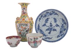 A mixed lot of Chinese porcelain,