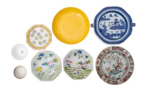 A mixed group of Chinese porcelain,