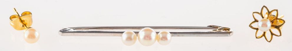 A 9ct white gold pearl brooch and two odd earrings,