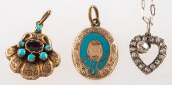 A mixed group of jewellery, including a diamond heart pendant,