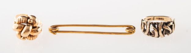 A small mixed group of jewellery, including an early 20th century 9ct gold safety pin brooch,