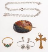 An interesting mixed group of jewellery, including a pair of screwback earrings,