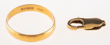 A wedding band and lobster catch, an 18ct gold wedding band, UK hallmark, size S, 2.