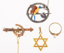 A mixed group of jewellery, including a ring set with a single cultured pearl, pearl approx. 5.