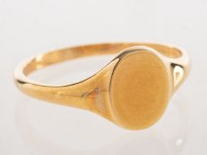 A 9ct gold oval signet ring, UK hallmark, size O, 2.0grams.