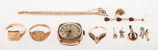 A mixed group of jewellery, including a 9ct gold signet ring,