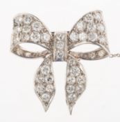A diamond bow brooch, grain set with approx. 1.45 carats of brilliant-cut diamonds and approx. 0.
