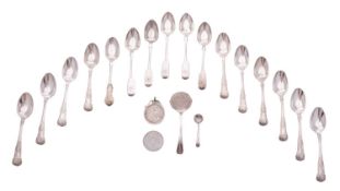 A set of 10 late Victorian silver teaspoons, King's pattern (diamond shell heel),