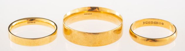 Three 18ct gold wedding bands, including an 18ct gold comfort fit wedding band, width 5.5mm