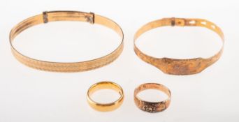 A mixed group of jewellery, including a 22ct gold wedding band, UK hallmark, size I1/2 to J, 7.
